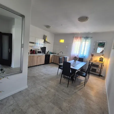 Margareta & Ena דירה *