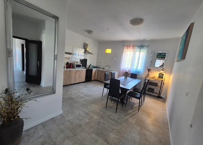 Margareta & Ena דירה *